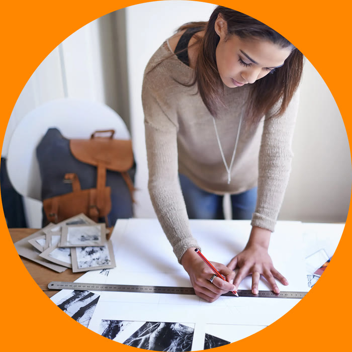 Collaboratrice au travail sur une création