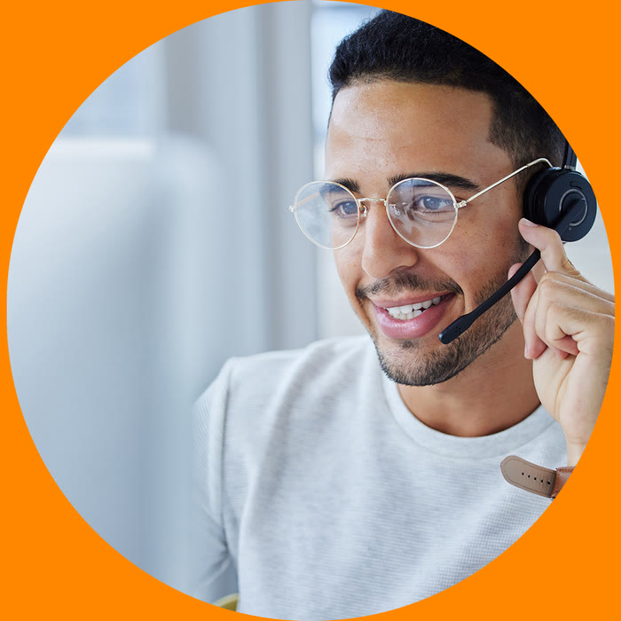Collaborateur au téléphone avec un client