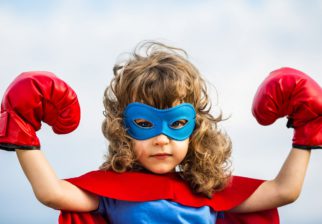 Petite fille déguisée en super héro