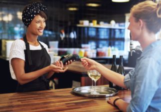 Transaction entre une professionnelle et une clientèle