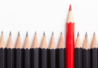 Un crayon de couleur rouge qui sort du lot