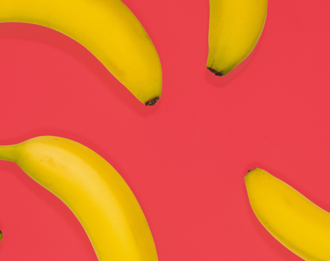 Les programmes de fidélisation : état des lieux A l’origine, les programmes relationnels ont été créés pour répondre à 3 objectifs majeurs : - Créer et enrichir une base de données pour affiner sa connaissance clients. - Fidéliser les clients en leur proposant des récompenses en échange des efforts fournis (achats, recommandation de la marque…) et in fine développer la valeur et la profitabilité de chacun. - Valoriser et engager les meilleurs clients, en leur donnant des statuts et des avantages exclusifs, pour susciter la préférence et la recommandation de marque. Si ces enjeux sont toujours d’actualité, ils ne sont pas méconnus du grand public qui ressent une grande méfiance envers ces programmes, jugeant qu’ils poussent seulement à la consommation et profitent plus aux entreprises qu’aux consommateurs ! Parmi les reproches formulées, 71% des clients estiment que les programmes de fidélité se ressemblent tous et 77% qu’ils servent avant tout à collecter et exploiter leurs données personnelles . Et d’après l’étude Audirep, seuls 40% considèrent que ces programmes sont généreux. En réalité, depuis quelques années, nous assistons à un fossé entre les attentes clients qui se tournent vers davantage de relationnel, d’unicité et d’avantages émotionnels et les programmes des marques qui capitalisent encore trop souvent sur une démarche purement transactionnelle. Conjointement, ces programmes s’essoufflent avec d’un côté des clients occasionnels qui perçoivent de moins en moins leur intérêt, et de l’autre des clients VIP qui exigent plus de services et d’avantages exclusifs. Les nouveaux leviers de la fidélisation clients Aux côtés des basiques d’un programme de fidélisation comme la proposition de valeur, le taux de générosité, l’accessibilité au programme ou son pilotage… nous avons identifié 5 nouveaux leviers de succès. Digital : le nouveau visage des programmes Avec l’arrivée des pure-players et l’adoption massive du smartphone, les clients ne veulent plus distinguer les canaux physiques et digitaux et souhaitent simplement emprunter des parcours fluides, sans rupture, tout en bénéficiant d’avantages immédiats. L’enjeu pour les marques et les entreprises consistent donc à dématérialiser leur programme relationnel, via une application dédiée ou dans leur wallet pour séduire et engager leurs clients. D’un côté, ces derniers peuvent accéder, depuis une seule plateforme, à l’ensemble des services en temps réel : de la fidélité aux promotions, en passant par les e-récompenses et parfois le paiement. Et d’un autre côté, cela permet à la marque de multiplier les interactions à travers tous les canaux et donc d’enrichir la connaissance clients et de personnaliser les parcours. Bien évidemment, l’objectif n’est pas de tout digitaliser mais simplement d’adapter son programme aux comportements et usages clients, en multipliant les interactions à travers différents canaux. Les exemples à suivre ? La Fnac a incité depuis plusieurs mois tous les membres de son programme de fidélité à abandonner la carte physique au profit du wallet. 400 000 clients y sont déjà passés pour leur plus grand intérêt : ils sont surs d’avoir toujours leur carte de fidélité à disposition (sauf s’ils oublient leur smartphone bien sûr !), ils connaissent le montant des points et avantages dont ils disposent, accèdent à des contenus de marque et sont informés en temps réel des animations ou promotions commerciales près de chez eux (géolocalisation). En contrepartie, l’enseigne accède à des données lui permettant de personnaliser toujours plus la relation clients, sans oublier l’impact positif sur les volumes d’achats (ndlr : dixit David Nedzela, le Directeur du Marketing Digital). (source : Fnac.com) Même constat du côté de chez Etam qui observe des résultats en hausse sur les clients accédant au programme de fid via ce canal digital : + 8,7% de panier moyen, +32% de fréquence d’achat et +6,4% de la valeur cliente en moyenne. Personnalisation : une reconnaissance tout au long du parcours Devant la multitude des programmes relationnels et la fragmentation des parcours, les consommateurs attendent plus de personnalisation et une reconnaissance tout au long du parcours. Ils veulent être reconnus et traités avec l'ensemble de leur historique relationnel. D’après l’étude Audirep, 65% déclarent que les programmes de fidélité ne sont pas assez ciblés en fonction de leurs besoins/habitudes de consommation et 79% apprécieraient qu’ils offrent des avantages en lien avec leur profil de consommation. Infosys ajoute même que la personnalisation influe sur les décisions, augmentant la probabilité d’achat de 125% ! Ce n’est donc plus un secret : fidéliser sa clientèle passe par une meilleure connaissance et donc une analyse fine et pertinente des données clients. C’est ce que nous revendiquons chez Kiss The Bride depuis plus de 15 ans et désormais les entreprises doivent aller encore plus loin, en ne tenant plus seulement compte des données transactionnelles mais aussi et surtout de l’ancienneté du client, de ses interactions avec les différents canaux de la marque, de ses préférences d’achats, de ses événements de vie… En somme toutes ces données qui vont permettre de personnaliser les offres/messages et services, d’enrichir la conversation et de créer une relation réellement unique. L’exemple à suivre ? L’agence Kiss The Bride a accompagné plusieurs enseignes BtoB et BtoC dans leurs stratégies et programmes relationnels. Leur levier de succès commun ? Ils capitalisent tous sur l’analyse des données clients on et offline et la constitution d’une segmentation qui reflète la valeur réelle de chaque client, de son niveau d'engagement et de son activité commerciale. Grâce à cette analyse, il devient possible de proposer un programme de fid basé des statuts individualisés, avec des supports et outils d’animation contextualisés et des récompenses exclusives pour valoriser la performance et l'engagement de chaque client. Et comme notre expérience nous a appris que le meilleur des programmes ne peut vivre seul, nous avons pour habitude de développer un dispositif complet d’accompagnement et de professionnalisation des acteurs e la vente pour pousser le programme dans la poche des clients. >> Pour aller plus loin : Communication, valeurs et engagements : de la fidélisation à l’engagement Signal émergent avant la crise du Covid-19, l’engagement des marques est devenu une tendance forte post-confinement, pour ne pas dire un prérequis attendu du côté des clients. D’après l’étude Havas, 81% des consommateurs seraient prêts à délaisser une marque ou une enseigne si elle ne partage plus ses valeurs. L’engagement passe désormais par ce partage, cette création d’une communauté d’utilisateurs qui s’identifient à la marque, à ses produits et n’hésitent pas à la recommander. C’est la raison pour laquelle de nombreuses entreprises ont retravaillé leur plateforme de marque, reprécisé leur ADN et enrichit leur storytelling pour renforcer le lien avec leurs clients. L’enjeu n’est plus de plaire à tout le monde mais d’engager véritablement sa communauté, en s’engageant par des actes forts et en soutenant certaines causes populaires pour basculer d’une mécanique transactionnelle à une stratégie plus affinitaire. L’exemple à suivre ? L’enseigne historique, Yves Rocher, a décidé de renouveler son programme de fidélité pour renforcer la proximité et l’émotion avec sa communauté. Ce nouveau dispositif capitalise sur son ADN et ses valeurs, en offrant la possibilité aux membres de participer à des initiatives de la marque comme la plantation d’arbres dans le cadre de « Plantons pour la Planète » de la Fondation Yves Rocher. Une stratégie gagnante qui permet de renforcer le sentiment d’appartenance et d’engagement. Services et avantages : une expérience à haute valeur ajoutée Devant une offre pléthorique de programmes de fid, les attentes clients se sont renforcés. Ces derniers attendent une offre plus enrichie en termes d’avantages et de services proposés, quitte à mettre en place des partenariats multimarques si nécessaire. C’est le cas des programmes de fid aériens qui se sont alliés à des groupes hôteliers, des loueurs de voiture ou des organismes de crédit, proposant même parfois des cartes cobrandées (ndlr : Air France-KLM avec American Express). Au-delà de se différencier de la concurrence et des autres programmes, cette offre de services offre l’intérêt de fluidifier et de sublimer l’expérience client. Cela peut aller d’avantages classiques réservés aux membres comme la livraison offerte, un traitement plus rapide des réclamations… à des offres plus exclusives qui permettent au client de se sentir réellement unique et valorisé : invitation à des événements VIP, tests produits en avant-première etc. Les exemples à suivre ? Le programme de fidélité « ALL » du groupe ACCOR a fait le choix de personnaliser davantage la relation avec ses membres et de valoriser toujours plus les clients les plus fidèles, en s’appuyant sur un grand nombre de marques partenaires. L’objectif ? Augmenter la vente directe et la fidélisation face à la pression des grandes centrales électroniques de réservations et des plates-formes mondiales du voyage, en proposant à ses membres une palette d’offre et d’expériences exclusives, allant du tourisme au divertissement, en passant par la gastronomie et le sport. De son côté, le groupe Etam, qui a digitalisé son programme de fidélisation, a décidé de dynamiser la relation avec ses clients réguliers et de renforcer la préférence de marque, en optant pour une offre servicielle exclusive. Au programme : des expériences uniques en cohérence avec l’univers de marque comme pouvoir bénéficier des conseils d’un personnal shopper, recevoir pendant trois mois des bouquets de fleurs via un abonnement, participer à un atelier de customisation, assister aux coulisses du défilé Etam etc. La cerise sur le gâteau ? Il est même possible de choisir ses avantages voire de les offrir ou de les utiliser au profit d’une œuvre caritative ! (source : etam.com/etamconnect) Récompenses émotionnelles : le moteur de la fid Si la récompense fait partie du package indissociable des programmes de fidélisation, elle doit complètement se renouveler. Tout d’abord au niveau de sa mécanique : il ne suffit plus en effet de récompenser le consommateur seulement en échange d’un achat mais aussi en fonction de ses interactions avec les marques (avis, partage d’un contenu, parrainage et recommandation…). Ensuite, le type de récompenses doit évoluer : personnalisé, digital et disponible immédiatement, voici les nouveaux critères d’un programme Reward à succès. Il est également important que le consommateur ait l’impression de choix parmi les récompenses : le choix de (se) faire plaisir, le choix d’attendre pour cumuler suffisamment de crédits ou de contribuer à un projet plus large. Enfin, les récompenses doivent avoir plusieurs niveaux selon la fidélité et le niveau d’engagement clients et savoir proposer des offres, des avantages et des expériences uniques, à forte valeur émotionnelle. La création d’un lien émotionnel permet en effet de construire une relation clients plus solide, plus durable et plus rentable : d’après l’étude de Temkin Group, les consommateurs sont 7.1 fois plus susceptible d’acheter davantage s’ils ont une émotion positive vis-à-vis d’une marque. Ainsi, en valorisant les expériences et les récompenses émotionnelles au détriment du pure transactionnel, les entreprises développent un lien d’attachement plus fort avec leurs clients et renforcent la préférence de marque. Les exemples à suivre ? L’agence Muse Motivation a accompagné Henry Schein, une entreprise leader dans la distribution de matériels à l'usage des professionnels de la santé exerçant en cabinet. Dans le cadre du programme de fidélisation mis en place, la partie récompenses a été entièrement revue par Muse pour proposer une boutique sur-mesure avec des milliers de références spécifiques au domaine médical, des formations adaptées à leur activité professionnelle et un service de conciergerie pour la recherche d’objets innovants ou de prestations sur-mesure. Du côté de chez Sephora, le programme « Beauty Insider » vise à activer les leviers émotionnels de la fidélité. Lancé en 2007, le programme a été revisité pour apporter plus d’avantages émotionnels, plus d’expériences, plus de personnalisation et surtout des paliers de récompenses adaptés au degré de fidélité. « La recherche a révélé que près de 75% de ce qui stimule l’engagement et la fidélité des clients sont des avantages émotionnels » estime Allegra Stanley, vice-présidente et directrice générale de la fidélisation de Sephora, pour Forbes. Grâce au programme, les clientes membres accèdent à une palette de récompenses exclusives, allant de la découverte de nouveaux produits à des remises, des dons caritatifs, en passant par des éditions limitées ou des invitations à des événements spéciaux. Le tout sur une plateforme d’échange où chaque cliente peut choisir la récompense de son choix ! « Nous voulons donner vie à des expériences personnalisées où nos clients peuvent choisir ce qui leur convient le mieux », ajoute-t-elle, soulignant que les moteurs émotionnels continueront de gagner en importance, comme l’un des « avantages les plus appréciés ». Pour preuve, le programme compte actuellement 25 millions d’adhérents qui réalisent la majorité des ventes et dont l’engagement envers la marque ne cesse de croître. Pour conclure, si les programmes de fidélisation ont toujours la côte, ils ont considérablement évolué pour toujours mieux s’adapter aux nouveaux comportements et attentes. En tout état de cause, un programme de fid à succès c’est-à-dire réellement engageant pour le client et rentable pour l’entreprise, doit avoir une composante équilibrée entre des leviers transactionnels (l’offre), émotionnels (les récompenses), serviciels (l’expérience) et relationnels (la proximité, le lien).